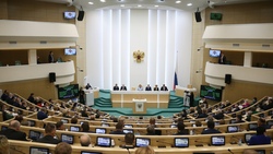 Евгений Савченко получил удостоверение сенатора на заседании Совета Федерации