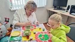 Читатели Прелестненской библиотеки поучаствовали в мастер-классе художественного промысла «Городец»