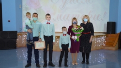 Почётный знак «Материнская слава» вручили жительнице Прохоровского района Олесе Котляровой