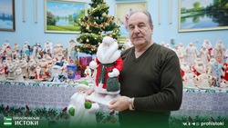 Леонид Бельков рассказал о своей волшебной коллекции фигурок Дедов Морозов