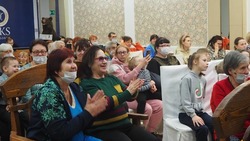 Артисты выступили перед прибывшими в Белгородскую область жителями ЛДНР