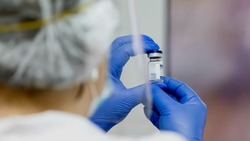 Вячеслав Гладков сделал новую прививку от коронавируса с женой 
