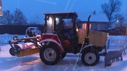 Коммунальная техника и люди встретили снегопад в Прохоровском районе во всеоружии