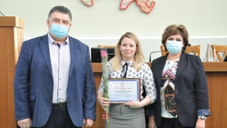 Глава администрации Прохоровского района наградил муниципальных служащих