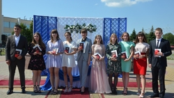 Выпускникам Прохоровского района вручены медали «За особые успехи в учении»