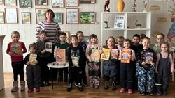 Воспитанники детского сада «Колокольчик» подарили книги Журавской библиотеке