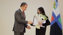 Вячеслав Гладков наградил губернаторскими стипендиями талантливых и активных студентов вузов