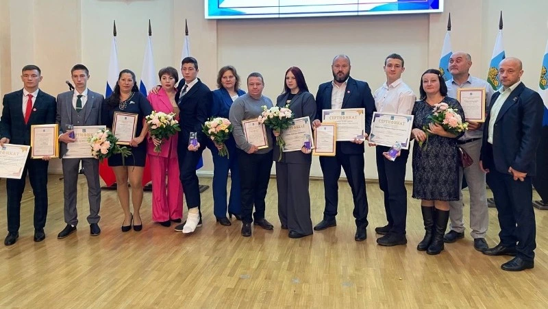 Вячеслав Гладков вручил именные стипендии в номинации «Спорт» четверым нашим землякам