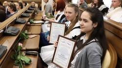 Школьники региона получили награды конкурса на знание Конституции РФ и Устава области