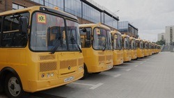 Руководители 66 школ области получили сегодня из рук Вячеслава Гладкова ключи от новых автобусов