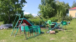 Установка новой детской площадки началась в Коломыцево в рамках проекта «Решаем вместе»