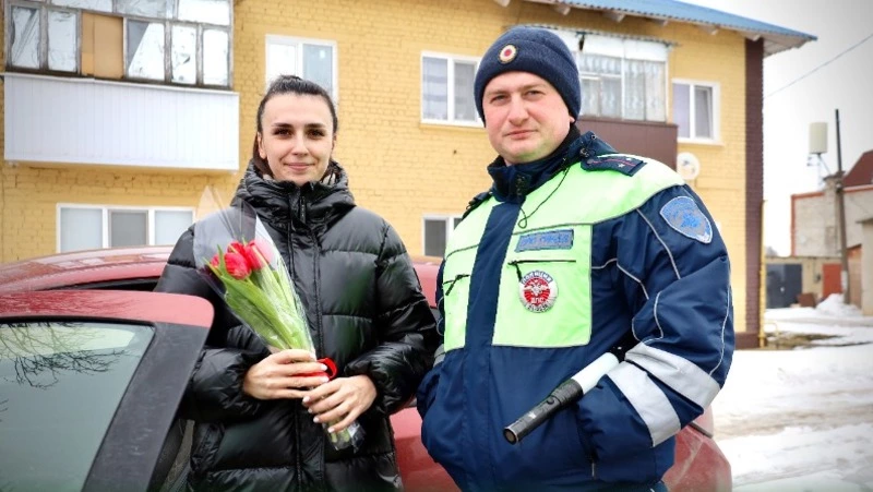 Прохоровские женщины-водители получили букеты тюльпанов к 8 Марта