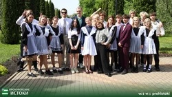 Прохоровские выпускники поучаствовали в торжественной высадке туй на школьной аллее