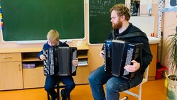 Сотрудники ДШИ провели концерт «Знакомые незнакомцы» в Прохоровской гимназии