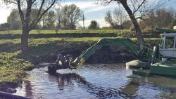 Специализированная техника начала расчищать пруд в Журавке Прохоровского района