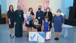 Прохоровские власти вручили ценный подарок семье в ходе акции «Первенец месяца»