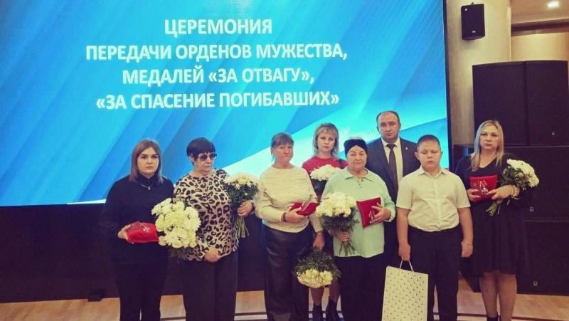 Вячеслав Гладков вручил государственные награды Прохоровским семьям погибших военнослужащих