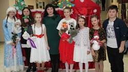 Участники театра кукол «Чародеи» показали спектакль в библиотеке Николая Рыжкова в Прохоровке