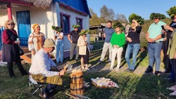 Сотрудники прохоровского Дома ремёсел встретили туристов России в парке «Ключи»