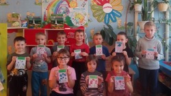 Прохоровские дошколята подготовили открытки мамам в технике «Живопись пальчиками»