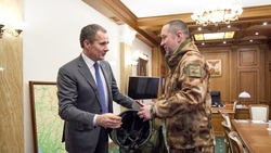 Вячеслав Гладков наградил прохоровца медалью «За доблесть в рядах Белгородской самообороны»