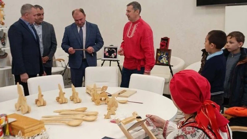 Глава администрации мунокруга Антон Кулев продолжил знакомиться с работой учреждений