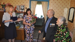 Семьи Дедковых и Белкиных получили медали «За любовь и верность»