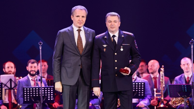 Вячеслав Гладков наградил лучших белгородских солдат и полицейских ко Дню защитника Отечества