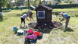 Сотрудники КФХ «Славянское» украсили парк «Барский источник» в Береговом цветами