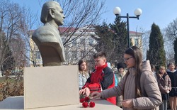 Торжественно-траурный митинг прошёл на территории Прохоровской гимназии
