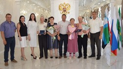 Прохоровские семьи с большим стажем супружества получили медали «За любовь и верность»