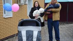 Прохоровские власти вручили двухместную коляску недавно родившейся двойне