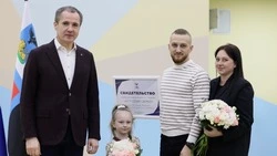 Вячеслав Гладков передал сертификаты на приобретение или строительство жилья ещё 23 молодым семьям