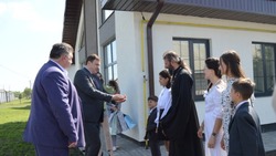 Пять многодетных семей в Прохоровке получили ключи от своих новых домов