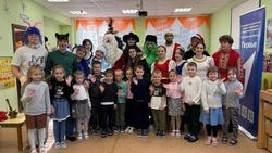 Участники «Движения первых» поздравили с Новым годом с воспитанников детского сада «Ромашка»