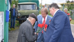 Замгубернатора региона и глава Прохоровского муниципалитета поздравили ветерана с Днём Победы
