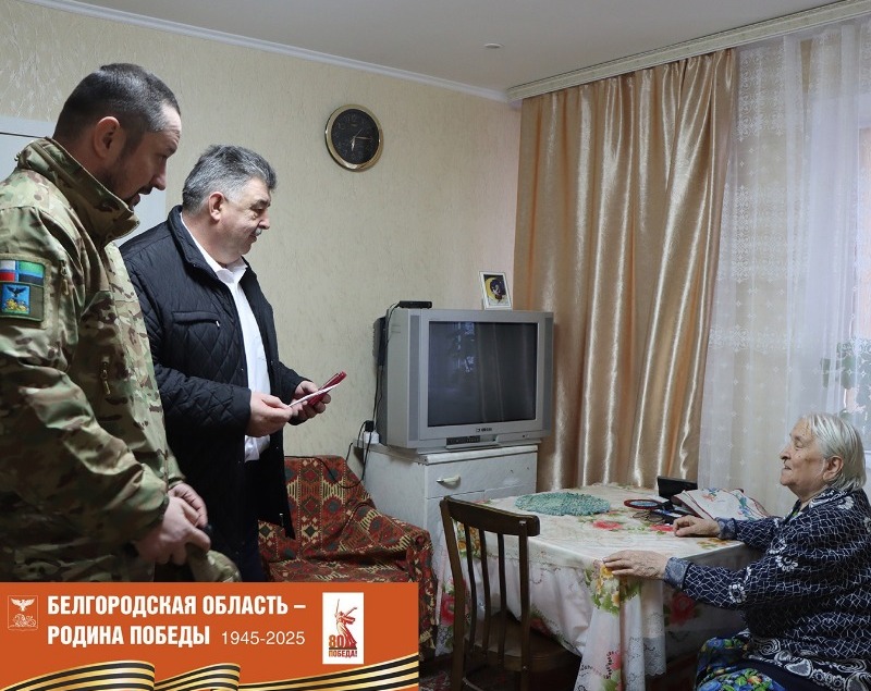 Глава муниципалитета Сергей Канищев и боец СВО Максим Донец вручили ветеранам юбилейные медали