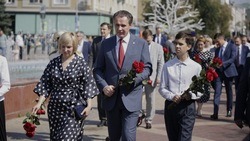 Вячеслав Гладков со своей семьёй возложил цветы к мемориалу «Скорбящая мать» в честь Дня Белгорода