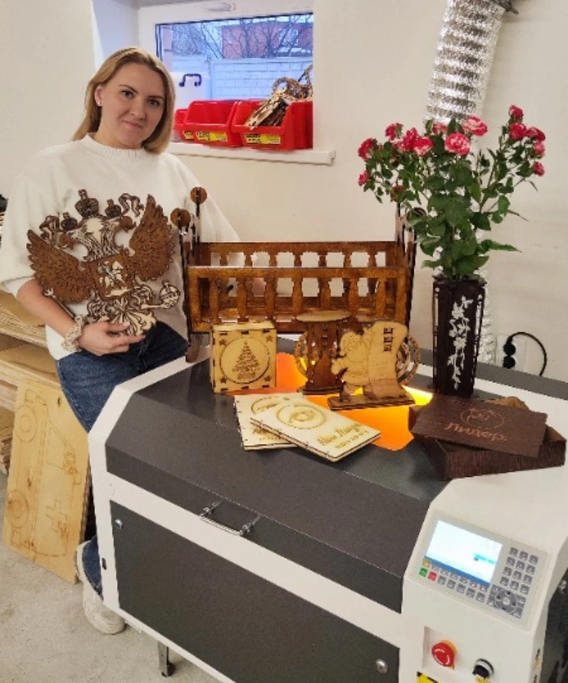 Жительница Прохоровки Яна Ланшина благодаря соцконтракту открыла мастерскую по работе с деревом
