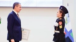 Вячеслав Гладков наградил стипендиями волонтёров и активистов 