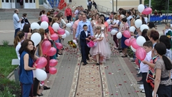 Супружеские пары с 10-летним стажем отметили годовщину свадьбы на площади Славы