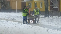 Коммунальные службы Прохоровского района продолжили обработку дороги пескосоляной смесью