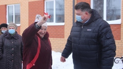 Прохоровские семьи получили ключи от квартир по программе переселения из аварийного жилья