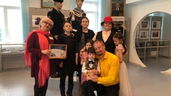 Сотрудники соцзащиты устроили для многодетной семьи Сухих посещение музея Касатоновых