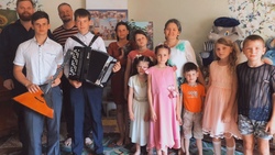 Юные артисты детской филармонии побывали в гостях у многодетных семей Прохоровского района