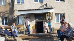 Глава администрации Прохоровского района встретился с жильцами дома по улице Первомайская