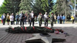 Прохоровцы возложили живые цветы к Вечному огню в честь Дня Великой Победы