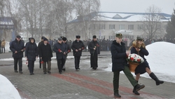 Прохоровцы возложили венки и цветы к вечному огню на братской могиле