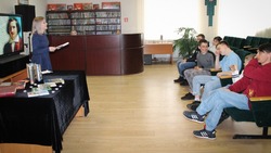 Сотрудники библиотеки Николая Рыжкова на Прохоровском поле провели литературную гостиную 