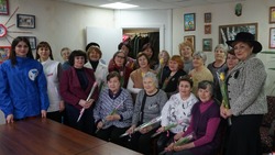 Прохоровские волонтёры подарили цветы и поздравления женщинам в преддверии праздника